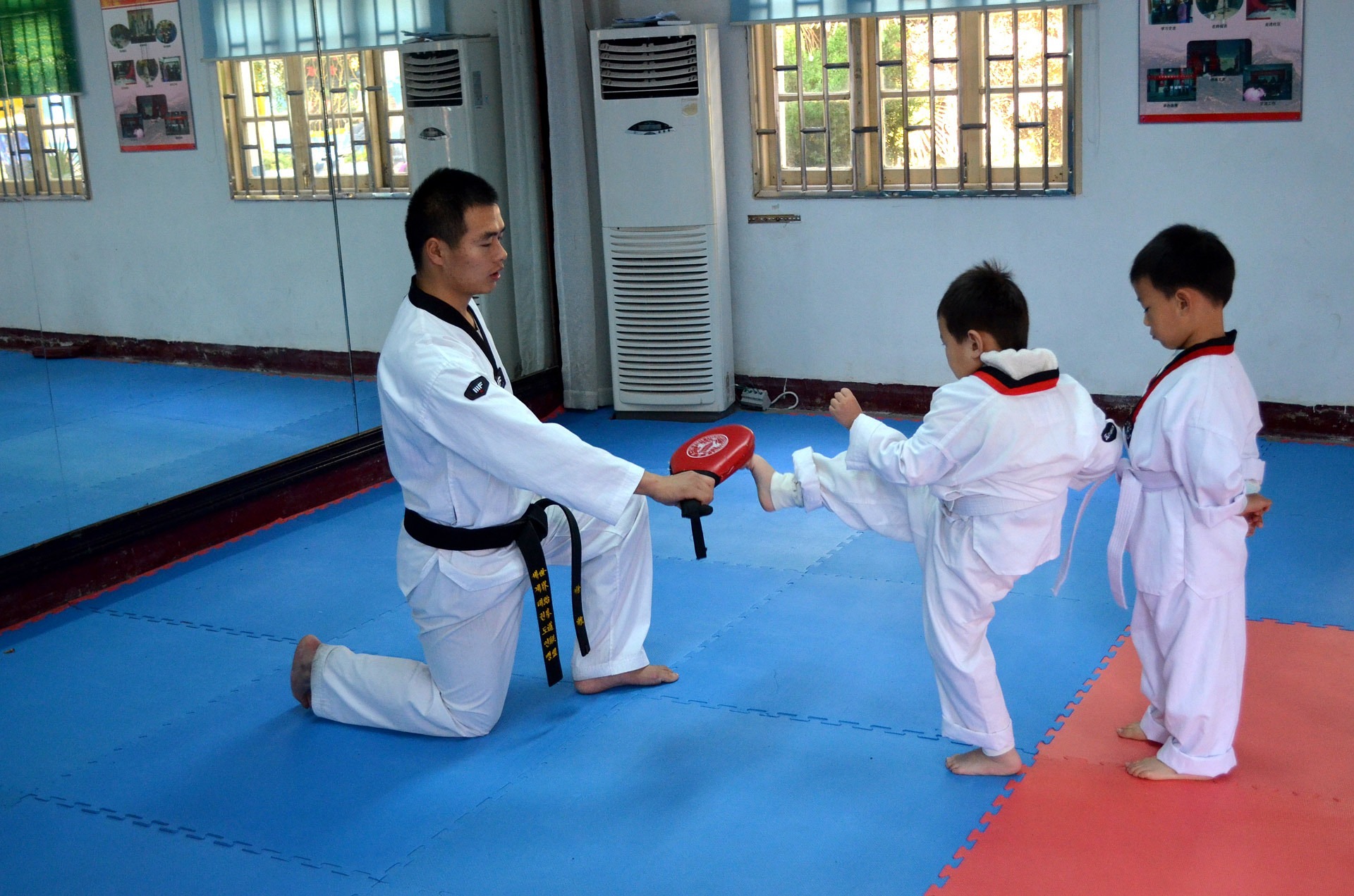teaching kids in Taekwondo